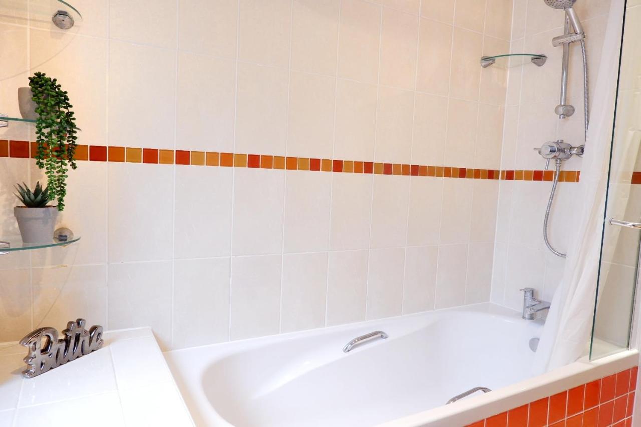 Stunning Apartment Close To Cambridge Station With Free Parking! Exterior photo